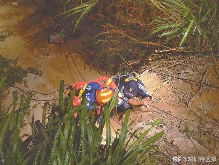 涨潮困住海钓者 消防员索降营救